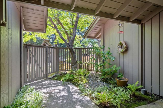 35 River Bluff Ln, Carmichael, CA 95608