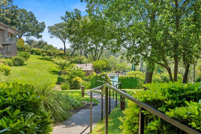 35 River Bluff Ln, Carmichael, CA 95608
