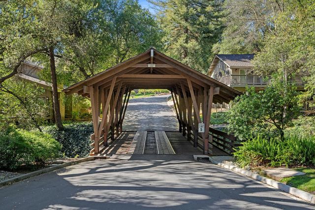 35 River Bluff Ln, Carmichael, CA 95608