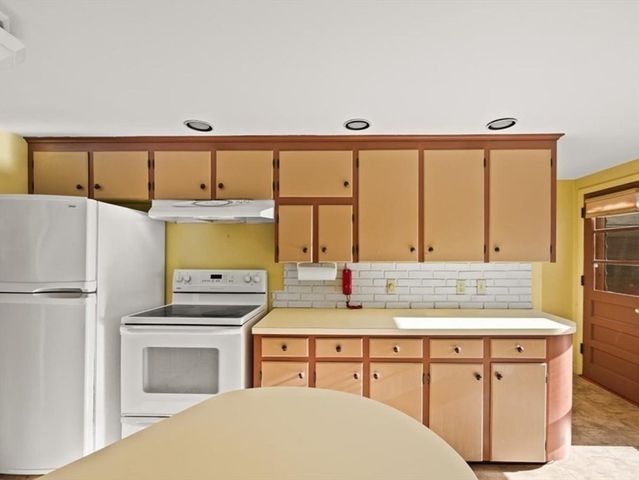 5 Freetown St, Lakeville, MA 02347