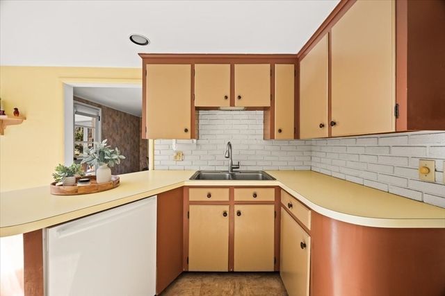 5 Freetown St, Lakeville, MA 02347