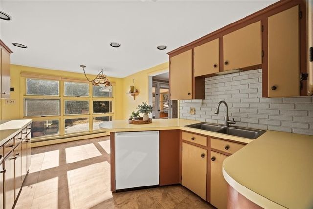 5 Freetown St, Lakeville, MA 02347