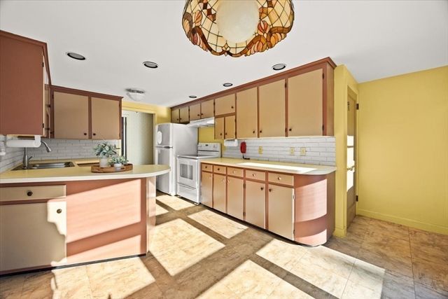 5 Freetown St, Lakeville, MA 02347