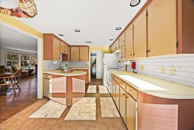 5 Freetown St, Lakeville, MA 02347