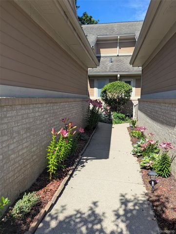 9327 Eastwind Drive 6, Livonia, MI 48150