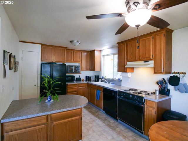 154 N 5TH St, St Helens, OR 97051