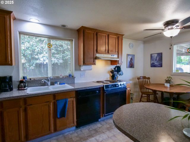 154 N 5TH St, St Helens, OR 97051