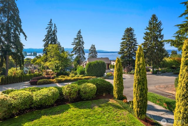 4600 92nd Avenue NE, Yarrow Point, WA 98004