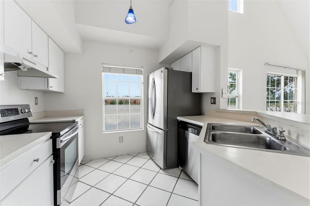 9714 LAKE CHASE ISLAND WAY, Tampa, FL 33626