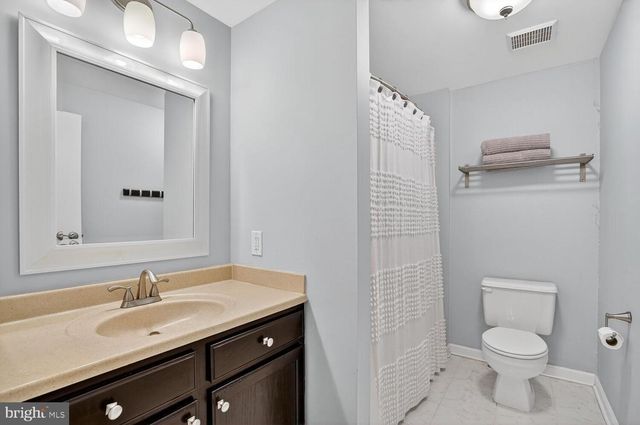 2922 BRIDGEHAMPTON CT, Falls Church, VA 22042