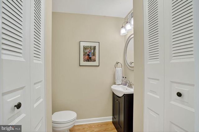 2922 BRIDGEHAMPTON CT, Falls Church, VA 22042