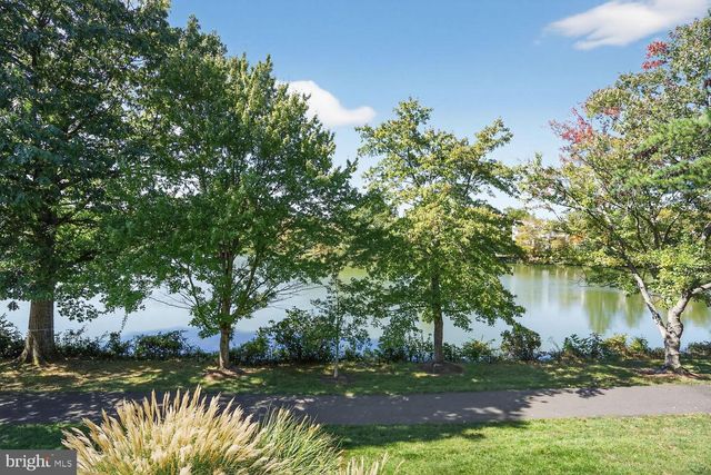 2922 BRIDGEHAMPTON CT, Falls Church, VA 22042