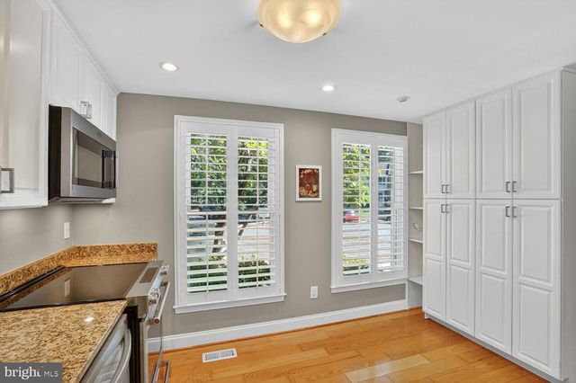 2922 BRIDGEHAMPTON CT, Falls Church, VA 22042