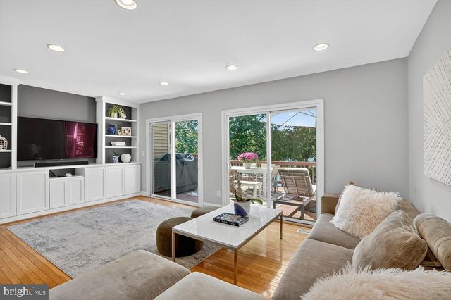 2922 BRIDGEHAMPTON CT, Falls Church, VA 22042