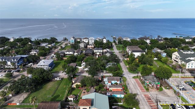 507 8th Street, Kemah, TX 77565