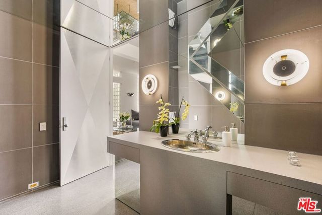 520 W Via Lola, Palm Springs, CA 92262