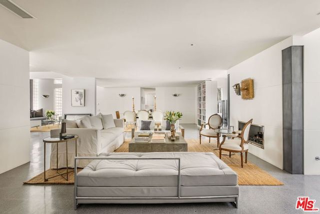 520 W Via Lola, Palm Springs, CA 92262