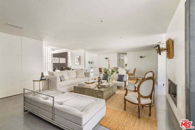 520 W Via Lola, Palm Springs, CA 92262