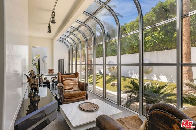 520 W Via Lola, Palm Springs, CA 92262