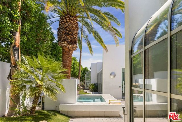 520 W Via Lola, Palm Springs, CA 92262