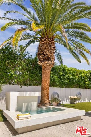 520 W Via Lola, Palm Springs, CA 92262