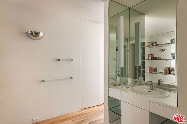 520 W Via Lola, Palm Springs, CA 92262
