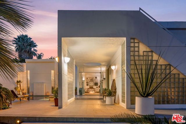 520 W Via Lola, Palm Springs, CA 92262
