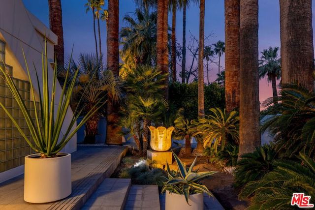 520 W Via Lola, Palm Springs, CA 92262
