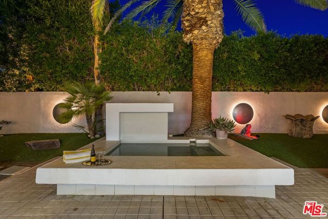 520 W Via Lola, Palm Springs, CA 92262