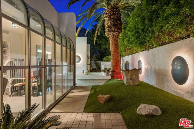 520 W Via Lola, Palm Springs, CA 92262