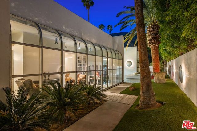 520 W Via Lola, Palm Springs, CA 92262