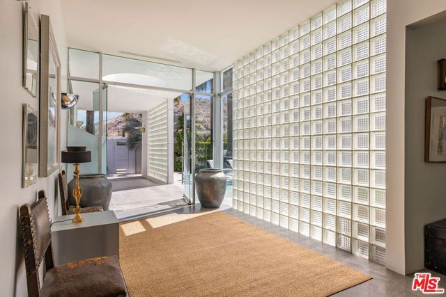 520 W Via Lola, Palm Springs, CA 92262