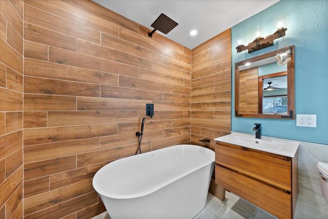 1420 W Larkspur LANE, River Hills, WI 53217