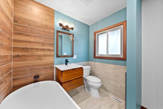 1420 W Larkspur LANE, River Hills, WI 53217