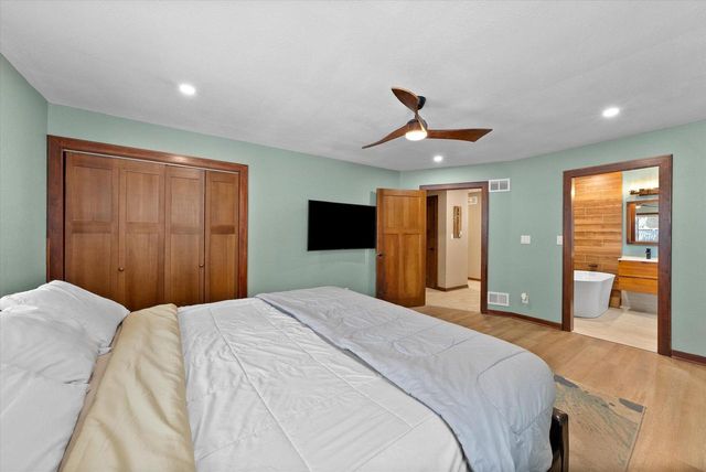 1420 W Larkspur LANE, River Hills, WI 53217