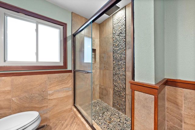 1420 W Larkspur LANE, River Hills, WI 53217