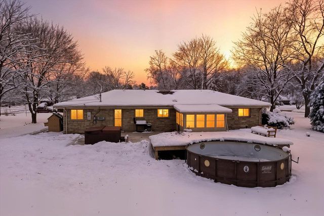 1420 W Larkspur LANE, River Hills, WI 53217