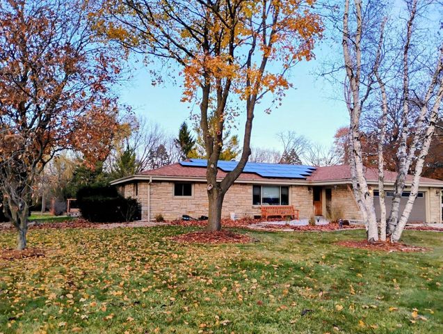 1420 W Larkspur LANE, River Hills, WI 53217