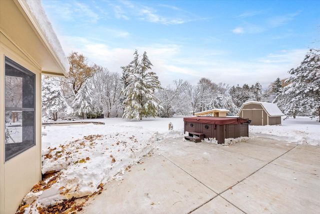 1420 W Larkspur LANE, River Hills, WI 53217