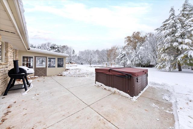 1420 W Larkspur LANE, River Hills, WI 53217