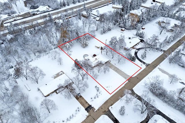 1420 W Larkspur LANE, River Hills, WI 53217