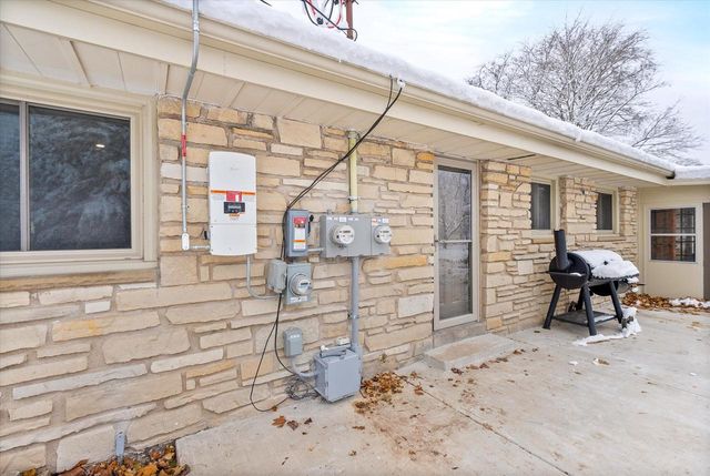 1420 W Larkspur LANE, River Hills, WI 53217