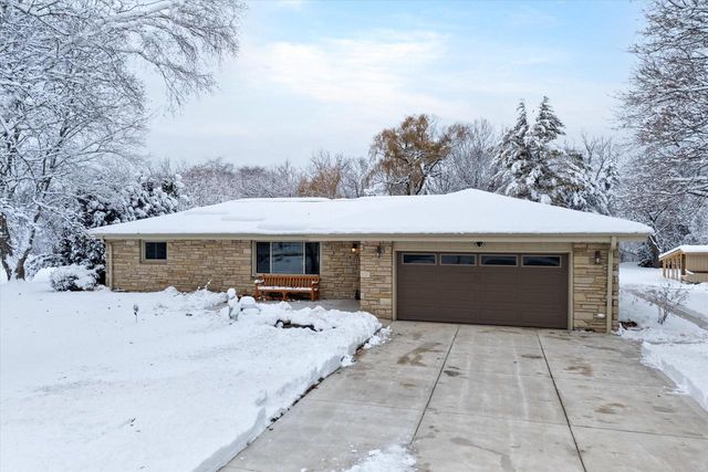 1420 W Larkspur LANE, River Hills, WI 53217