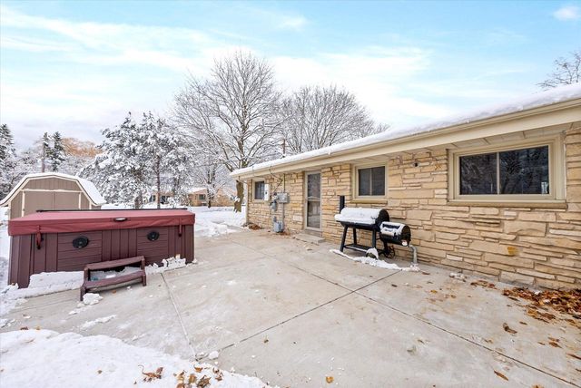 1420 W Larkspur LANE, River Hills, WI 53217