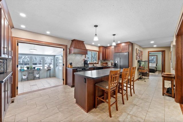 1420 W Larkspur LANE, River Hills, WI 53217