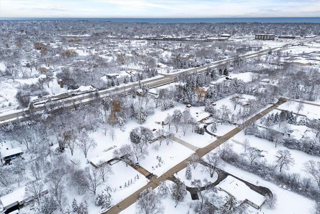 1420 W Larkspur LANE, River Hills, WI 53217