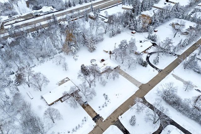 1420 W Larkspur LANE, River Hills, WI 53217