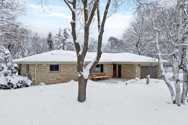 1420 W Larkspur LANE, River Hills, WI 53217