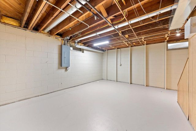 1420 W Larkspur LANE, River Hills, WI 53217