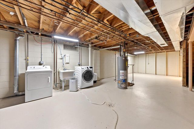 1420 W Larkspur LANE, River Hills, WI 53217